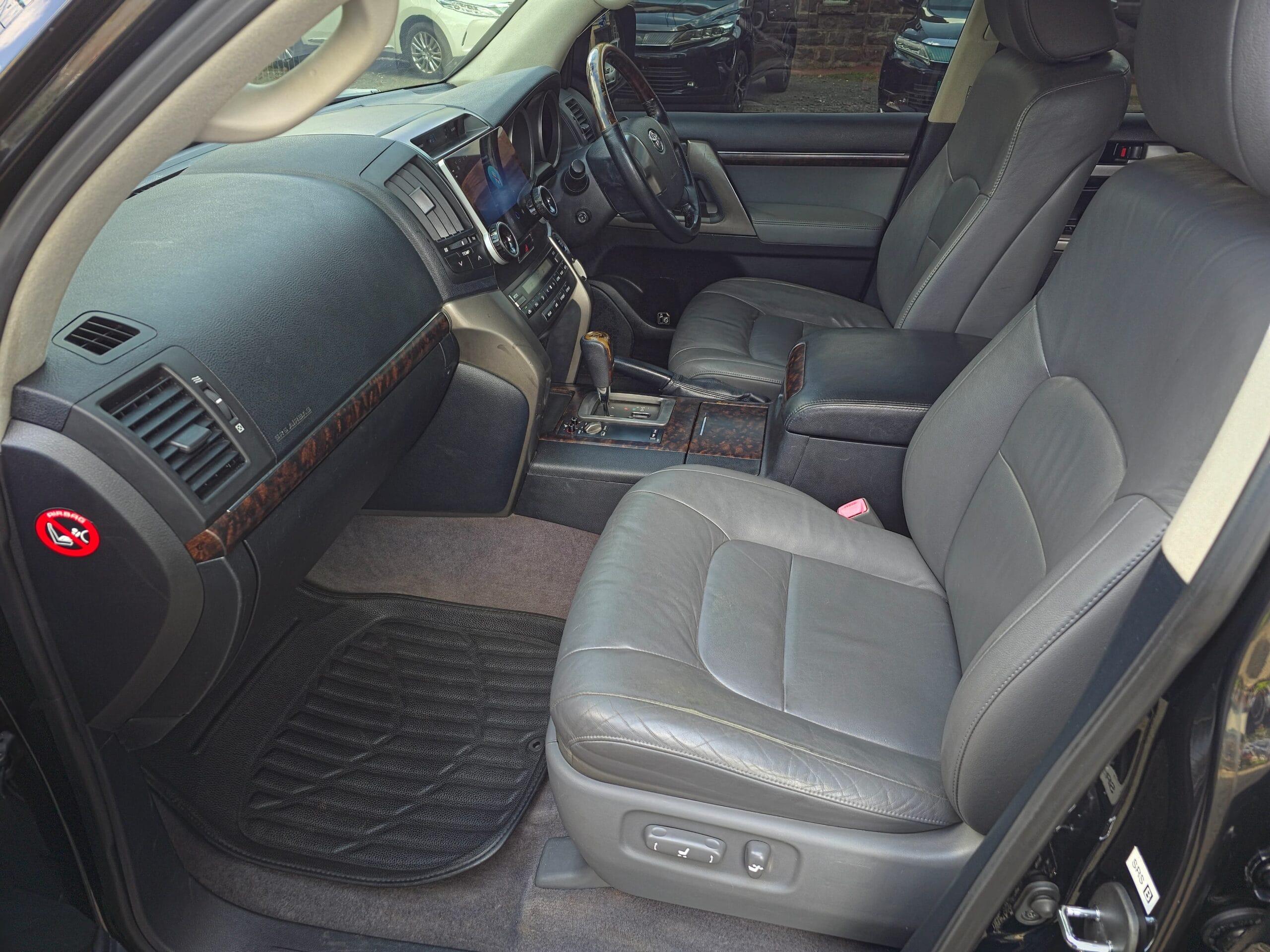 Black Toyota V8 Image 3
